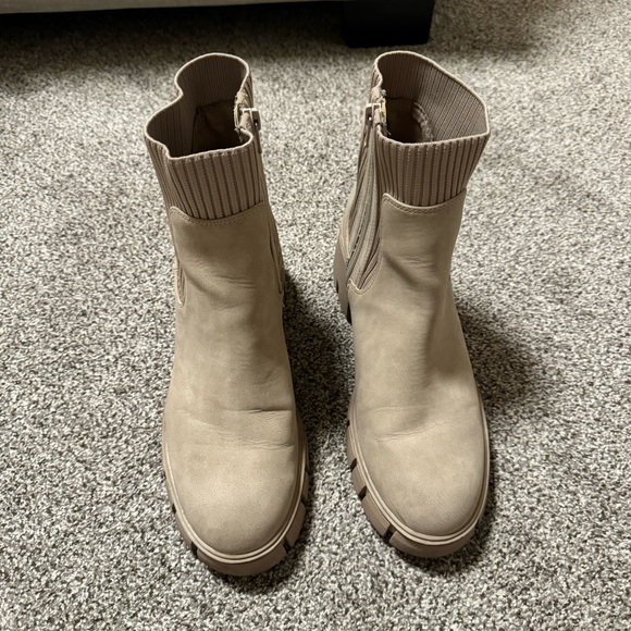 Universal Thread Tan Chelsea Boots - Picture 5 of 7